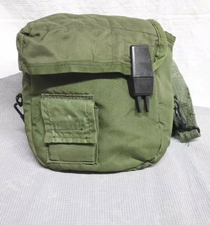 US ARMY 2 QUARTS GREEN CANTEEN CARRIER WITH STRAPS